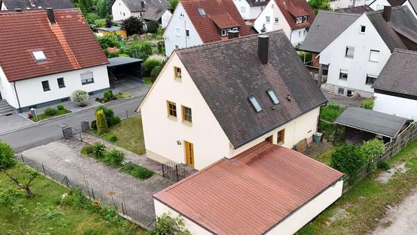 Hausansicht Hausansicht - Zweifamilienhaus in 91336 Heroldsbach mit 145m² kaufen