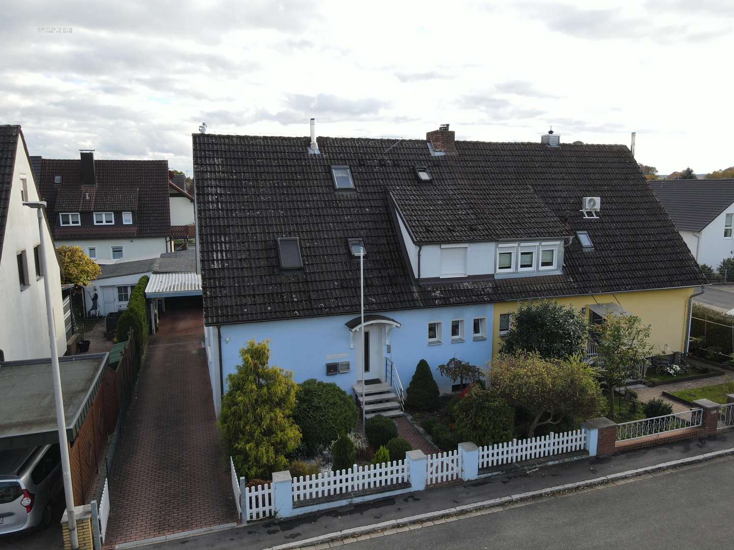 Blick aus der Nachbarschaft - Zweifamilienhaus in 91077 Neunkirchen mit 117m² kaufen