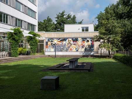 Blick auf Wohnung und Terrasse - Maisonette-Wohnung in 13156 Berlin mit 218m² kaufen