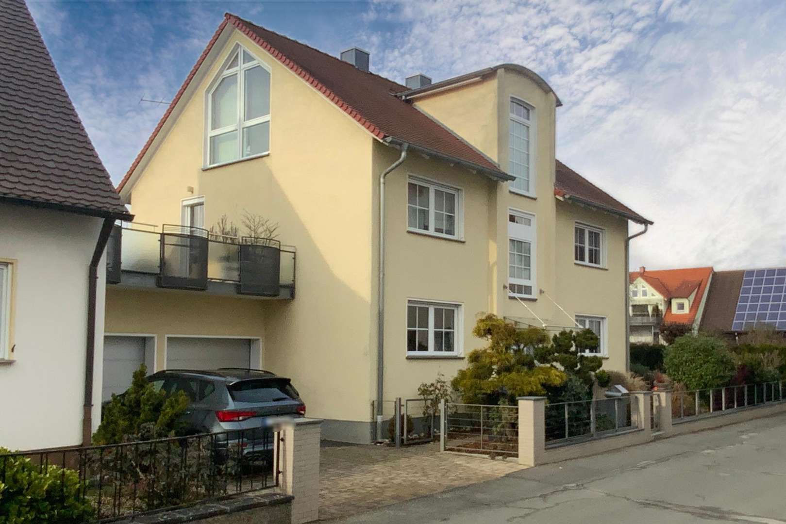 Blick aus der Nachbarschaft - Zweifamilienhaus in 91099 Poxdorf mit 248m² kaufen