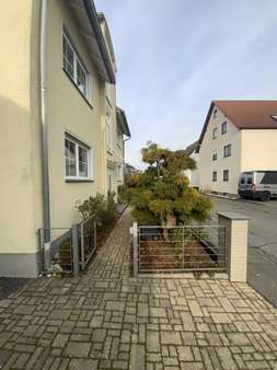 Zuwegung - Zweifamilienhaus in 91099 Poxdorf mit 248m² kaufen