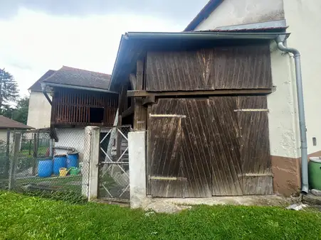 Zweifamilienhaus mit Scheune und Nebengebäude