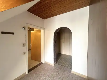 Zweifamilienhaus mit Scheune und Nebengebäude