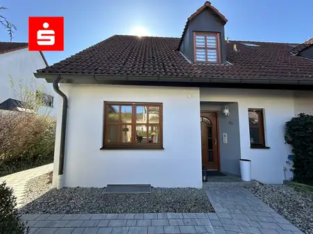 Stilvolle Doppelhaushälfte mit hochwertiger Modernisierung