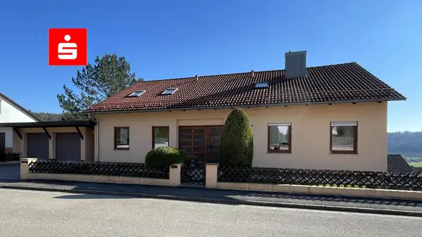 Großzügiges Einfamilienhaus mit zwei Einliegerwohnungen in Greding