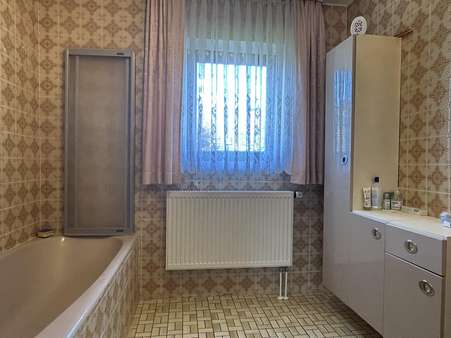 Bad Erdgeschoss - Zweifamilienhaus in 91799 Langenaltheim mit 210m² kaufen