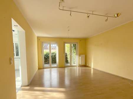 Wohnzimmer - Erdgeschosswohnung in 90530 Wendelstein mit 76m² kaufen