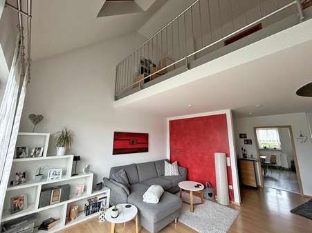 Wohnzimmer mit Galerie Wohnzimmer mit Galerie - Maisonette-Wohnung in 91126 Schwabach mit 124m² kaufen