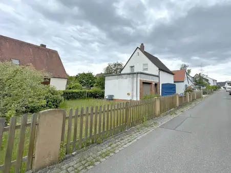 Attraktives Baugrundstück mit Altbestand in Kleinschwarzenlohe