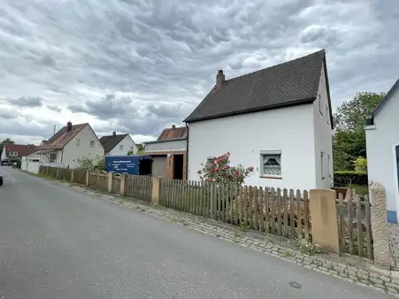 Attraktives Baugrundstück mit Altbestand in Kleinschwarzenlohe