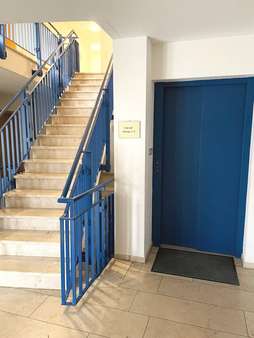 Treppenhaus mit Aufzug Treppenhaus mit Aufzug - Etagenwohnung in 91757 Treuchtlingen mit 45m² kaufen