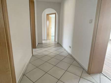 Flur - Dachgeschosswohnung in 91154 Roth mit 75m² mieten