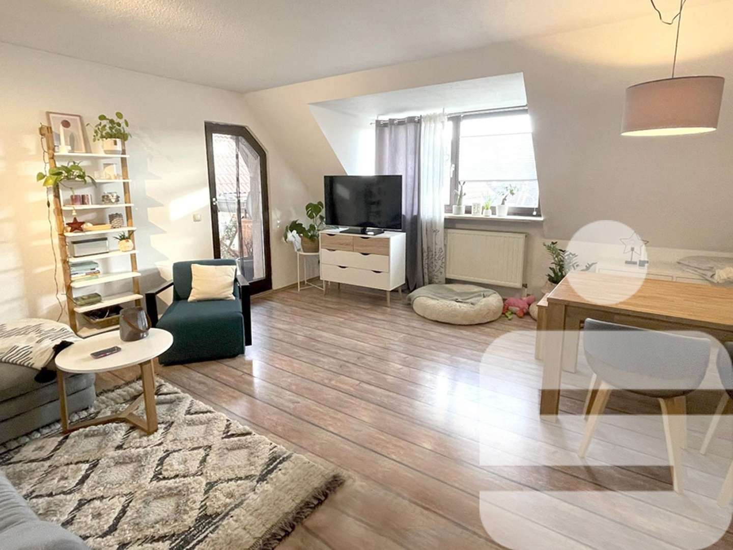 Wohnzimmer - Dachgeschosswohnung in 91154 Roth mit 75m² mieten