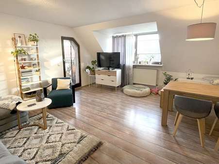 Wohnzimmer - Dachgeschosswohnung in 91154 Roth mit 75m² mieten