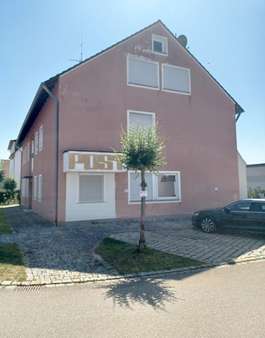 Außenansicht West + Stellplätze - Mehrfamilienhaus in 91785 Pleinfeld mit 470m² kaufen