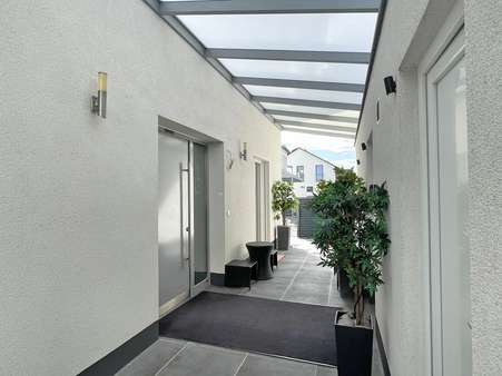 überdachter Eingangsbereich überdachter Eingangsbereich - Einfamilienhaus in 91126 Schwabach mit 238m² kaufen