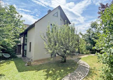 Hausansicht mit Garten - Doppelhaushälfte in 91781 Weißenburg mit 157m² kaufen