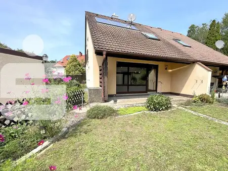 Familienfreundliche Doppelhaushälfte mit Potenzial in Rednitzhembach