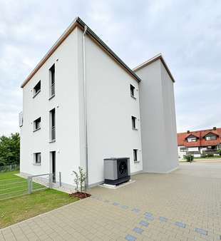 Außenansicht Südosten - Wärmepumpe Außenansicht Südosten - Wärmepumpe - Etagenwohnung in 91807 Solnhofen mit 81m² kaufen