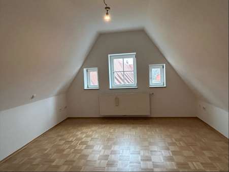 Schlafzimmer in der Dachspitze - Maisonette-Wohnung in 91550 Dinkelsbühl mit 64m² kaufen