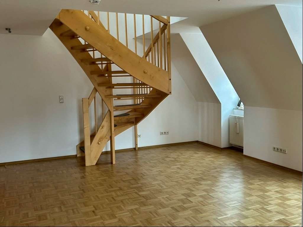 Wohnbereich mit Treppe in die Galerie - Maisonette-Wohnung in 91550 Dinkelsbühl mit 64m² kaufen