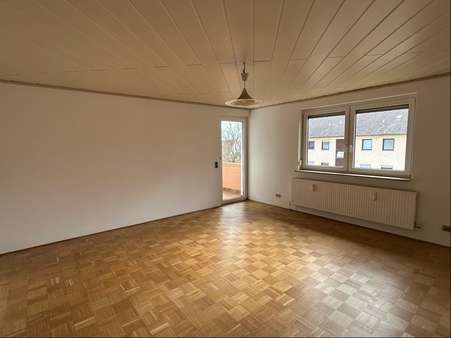 Wohnzimmer mit Zugang zum Balkon - Etagenwohnung in 91550 Dinkelsbühl mit 93m² kaufen