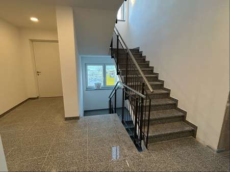 Treppenhaus EG - Erdgeschosswohnung in 91744 Weiltingen mit 77m² mieten