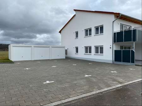 Kfz-Stellplätze und Außenabstellräume - Erdgeschosswohnung in 91601 Dombühl mit 87m² kaufen