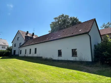 Modernes Ein- bis Zweifamilienhaus mit Anbau und großem Grundstück