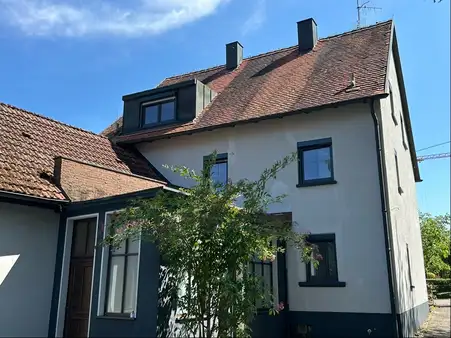 Modernes Ein- bis Zweifamilienhaus mit Anbau und großem Grundstück