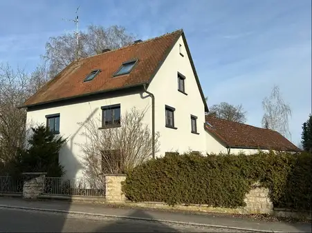 Modernes Ein- bis Zweifamilienhaus mit Anbau und großem Grundstück