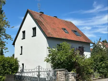 Modernes Ein- bis Zweifamilienhaus mit Anbau und großem Grundstück