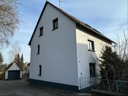 Modernes Ein- bis Zweifamilienhaus mit Anbau und großem Grundstück