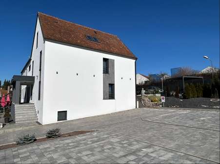 Ansicht Süd mit Parkplatz Ansicht Süd mit Parkplatz - Mehrfamilienhaus in 91550 Dinkelsbühl mit 420m² kaufen