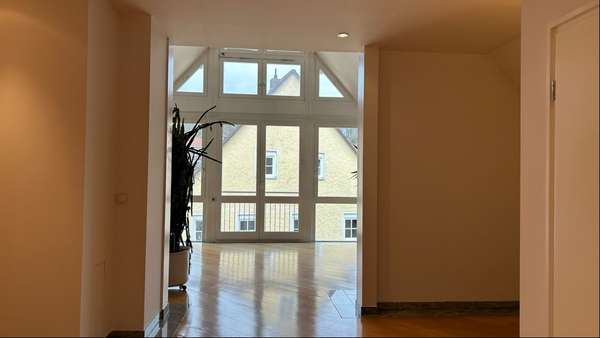 Eingangsbereich Blick ins Wohnzimmer - Etagenwohnung in 91555 Feuchtwangen mit 115m² mieten