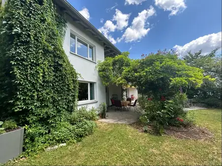 Platzwunder in ruhiger Lage - vereintes Doppelhaus mit Gartenidylle