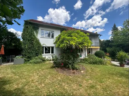 Platzwunder in ruhiger Lage - vereintes Doppelhaus mit Gartenidylle