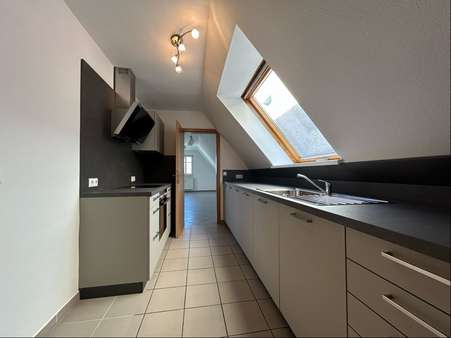 Küche - Blick ins Wohnzimmer Küche - Blick ins Wohnzimmer - Dachgeschosswohnung in 91567 Herrieden mit 106m² mieten