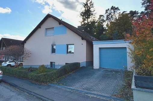Hausansicht mit Garage Hausansicht mit Garage - Einfamilienhaus in 91522 Ansbach mit 197m² kaufen