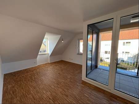 Wohnbereich mit Zugang zur Loggia - Dachgeschosswohnung in 91567 Herrieden mit 59m² kaufen