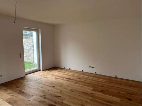 Wohnbereich mit Zugang zur Terrasse Wohnbereich mit Zugang zur Terrasse - Reihenmittelhaus in 91550 Dinkelsbühl mit 172m² kaufen