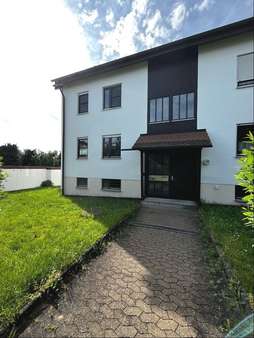 Hauseingang - Etagenwohnung in 91555 Feuchtwangen mit 79m² kaufen