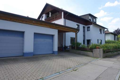 Hausansicht mit Garagen und Carport - Zweifamilienhaus in 91522 Ansbach mit 236m² kaufen