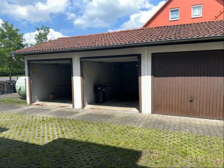 Garage zweite von links - Erdgeschosswohnung in 91607 Gebsattel mit 87m² kaufen