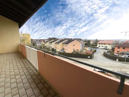 Schöner Weitblick vom Balkon Schöner Weitblick vom Balkon - Etagenwohnung in 91710 Gunzenhausen mit 90m² kaufen