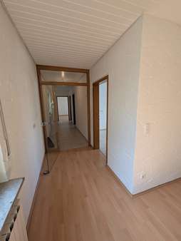 Heller und freundlicher Flurbereich - Etagenwohnung in 91710 Gunzenhausen mit 119m² mieten