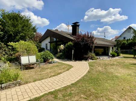 Blick in den Garten Blick in den Garten - Bungalow in 91735 Muhr mit 142m² kaufen