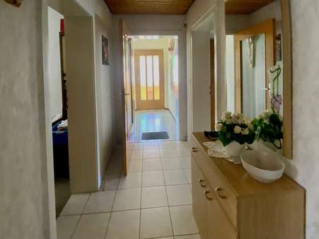 Flur im Ergeschoss - Zweifamilienhaus in 91710 Gunzenhausen mit 160m² kaufen