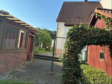 Renovierungsbedürftige Doppelhaushälfte mit Garage und großem Garten