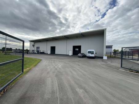 Blick auf die Gewerbehalle Blick auf die Gewerbehalle - Halle in 91639 Wolframs-Eschenbach mit 620m² mieten